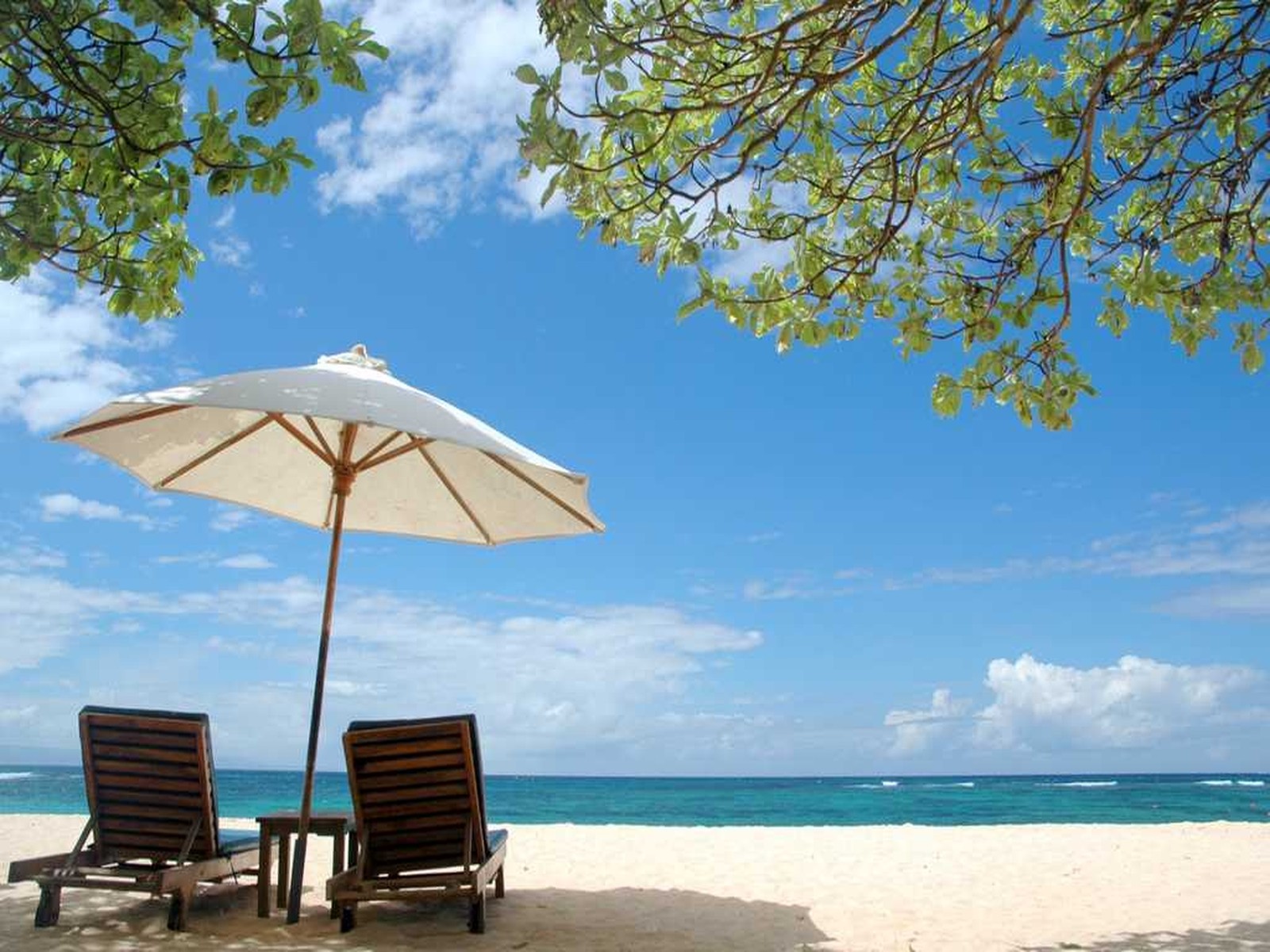 Шезлонг на пляже Бали