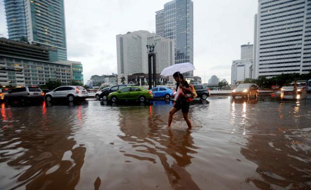 Massive Rain Cripples Jakarta, Presidential Palace Flooded – indoBOOM